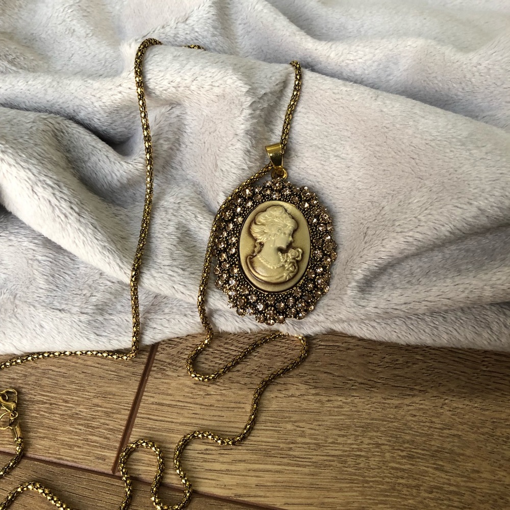 Vintage asthetic Victorian style necklace